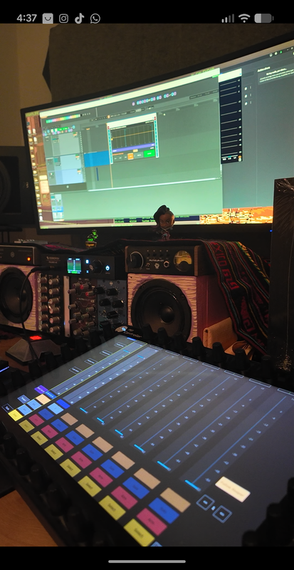 El estudio: monitores, pantalla con la sesión y controlador de mezcla