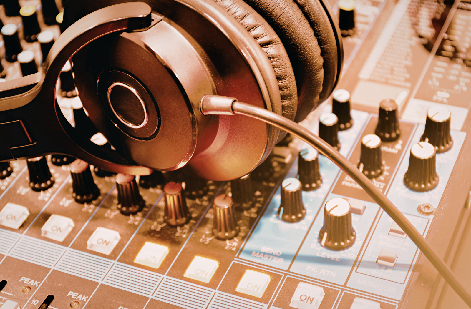 Auriculares sobre una consola de mezcla